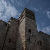 Arricchito da una torre con piccionaia...